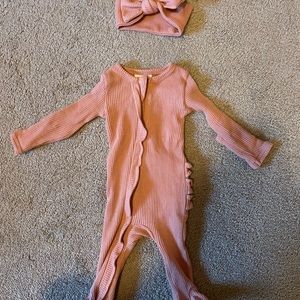 Spearmint love organic ruffle waffle footie + bow in dusty rose 0-3M